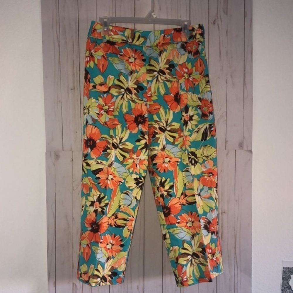Valerie Stevens women’s orage flowers Capri pants size 6